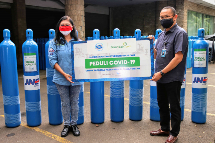 Media Group Salurkan 90 Dus Susu UHT dan 15 Tabung Oksigen dari Frisian Flag