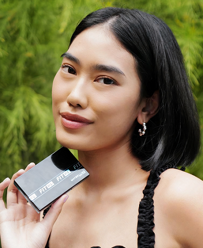 Alika Islamadina menggunakan Fit Me 24Hr Oil Control Powder Foundation dengan shade Deep Yellow nomor 228. (Foto: Dok. Maybelline)