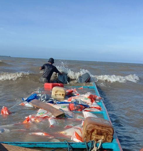 Pos Indonesia dan Bulog Gerak Cepat Ganti Beras Rusak Akibat Kapal Tenggelam