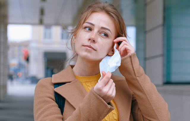 Ini lima cara buang masker bekas pakai yang tepat. (Foto: Ilustrasi/Pexels.com)