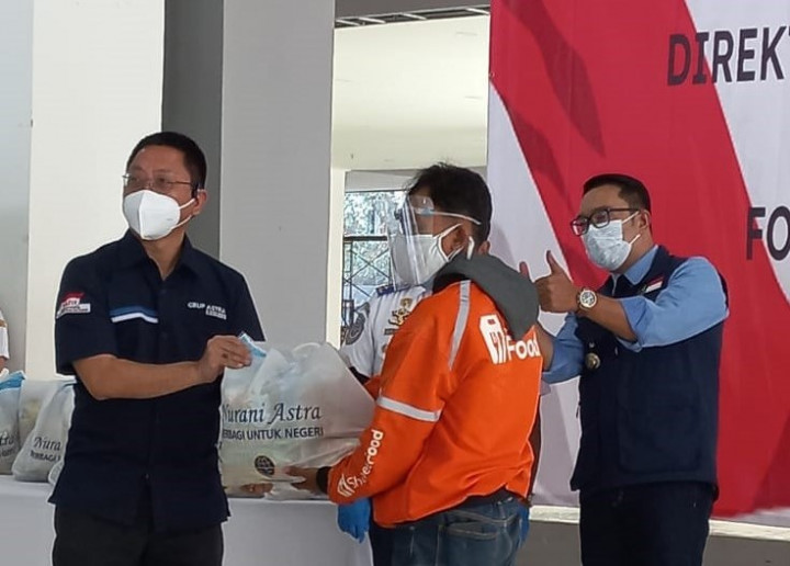 Astra dan Kementerian Perhubungan Salurkan Bansos di Bandung