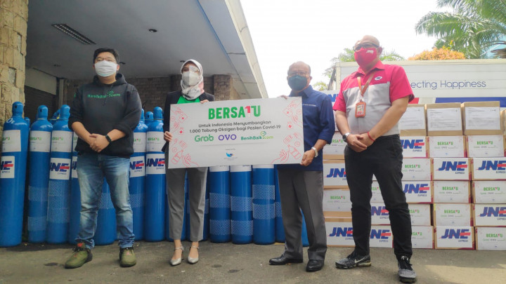 DKMG Terima Donasi 1.100 Tabung Oksigen dari Grab dan OVO