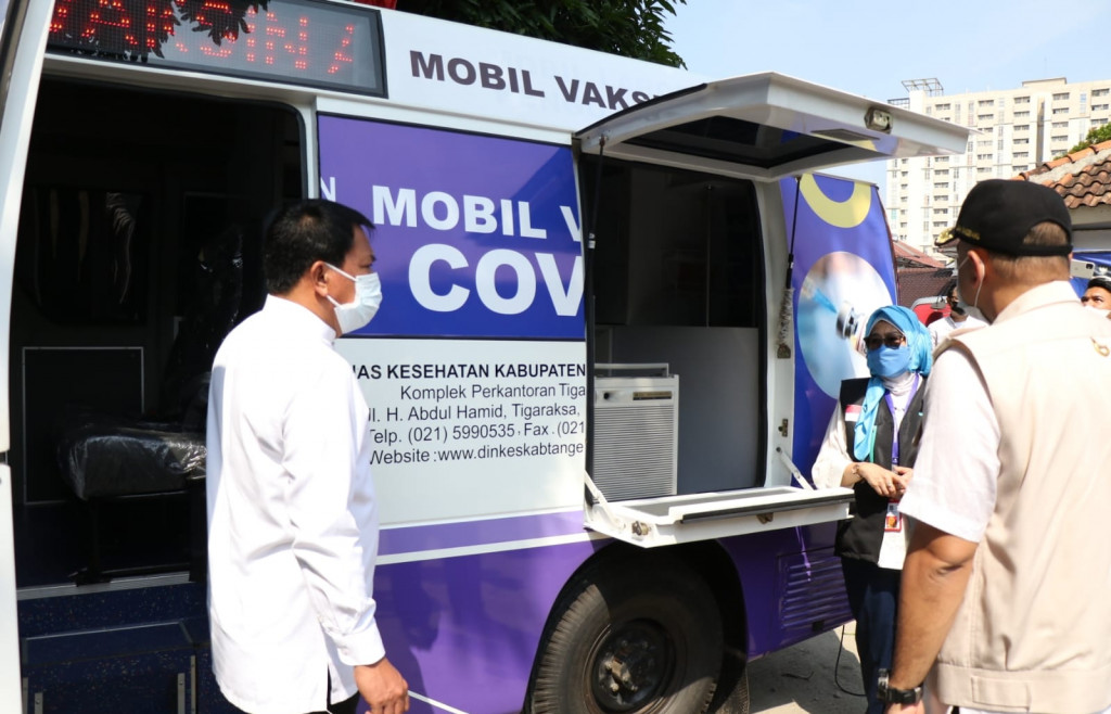  Pemerintah Kabupaten (Pemkab) Tangerang menghadirkan mobil vaksin keliling. Medcom.id/Hendrik S