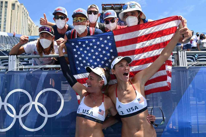 Melihat Aksi Atlet Voli Pantai Putri AS yang Raih Emas Olimpiade
