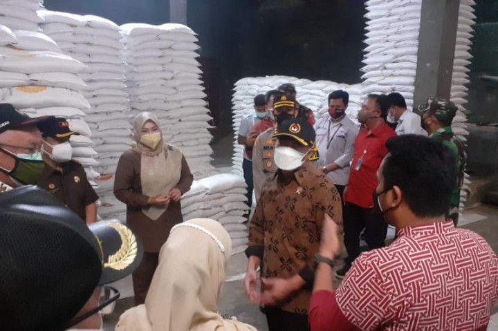 Menko PMK Sidak Beras Bansos ke Pandeglang