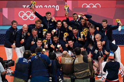 Selebrasi juara tim bola voli putra Prancis di Olimpiade Tokyo. (JUNG Yeon-je / AFP)