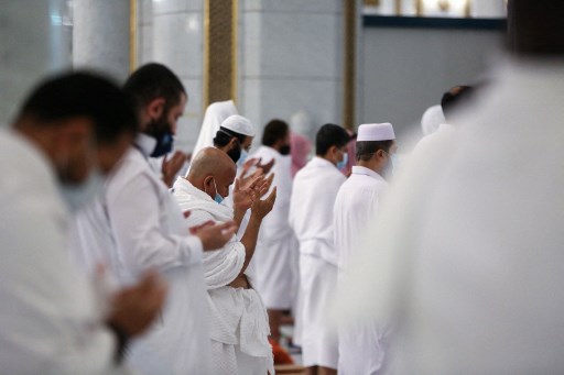 Jemaah asing yang sudah divaksinasi boleh melakukan ibadah Umrah di Arab Saudi. Foto: AFP.