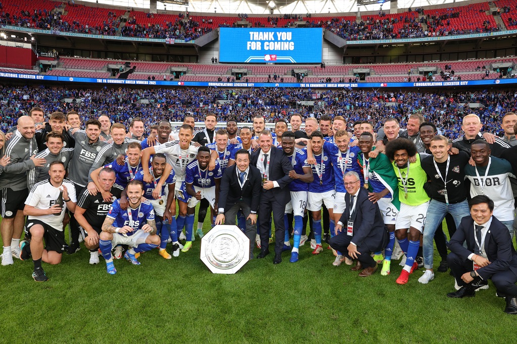 Semua anggota tim Leicester City berpose dengan trofi Community Shield. (Foto: Twitter Leicester City)