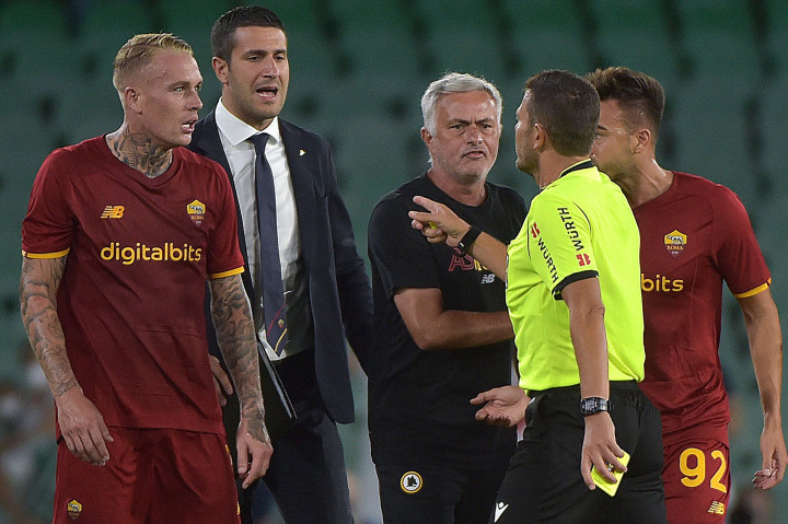 AS Roma Dibantai Real Betis, 3 Pemain dan Mourinho Diganjar Kartu Merah