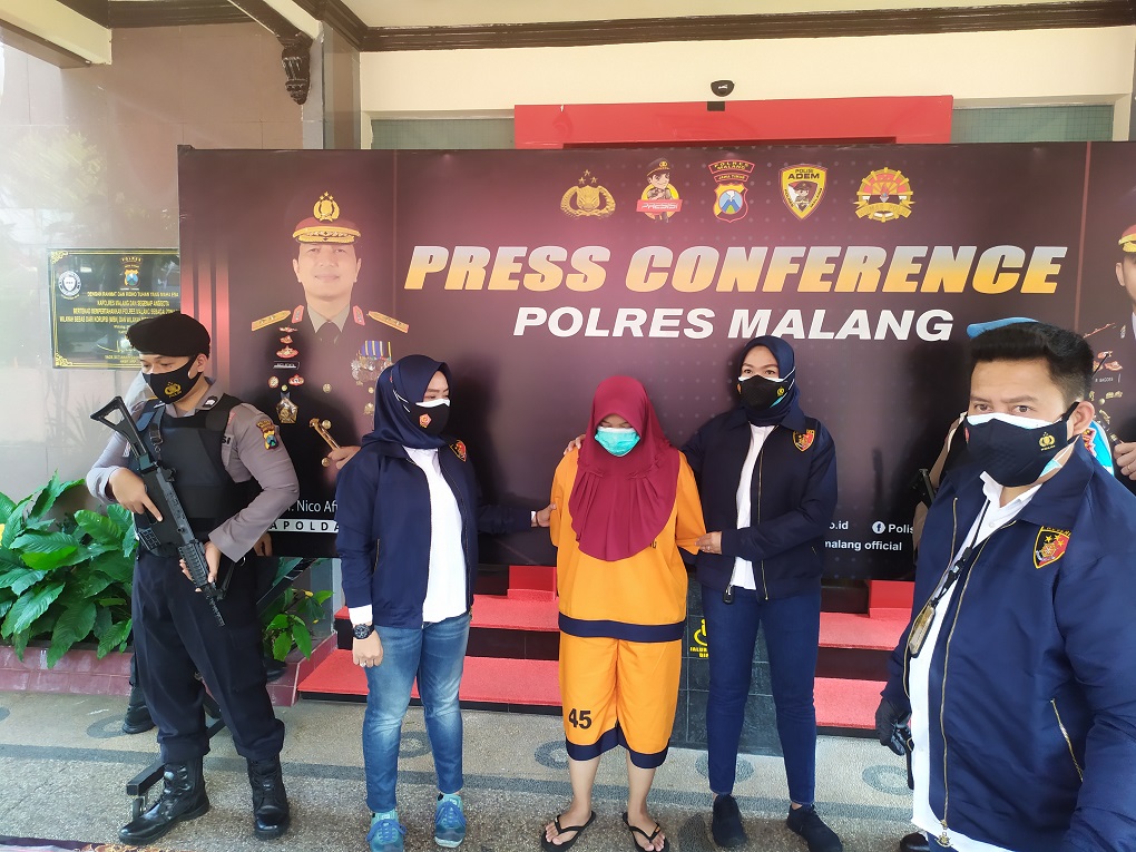 Konferensi pers kasus penyalahgunaan dana bansos PKH di Polres Malang, Minggu 8 Agustus 2021.