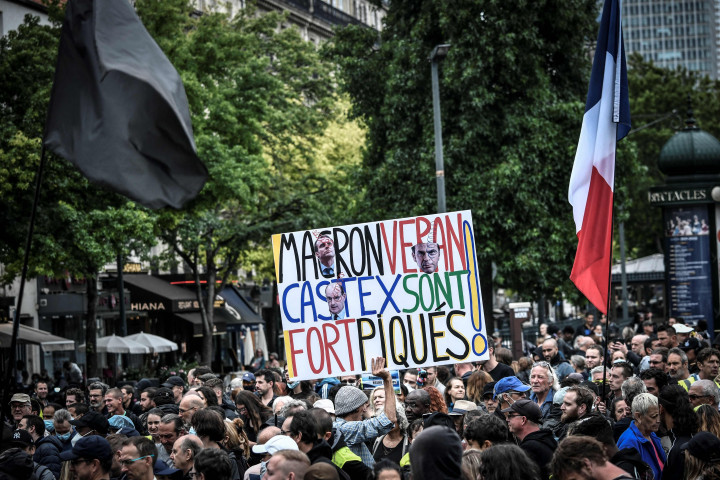 Foto: Ribuan Warga Prancis Protes Aturan Kartu Sehat Presiden Macron