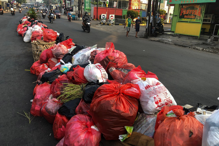 Potret Pembatas Jalan di Kawasan Ciledug Dipenuhi Sampah
