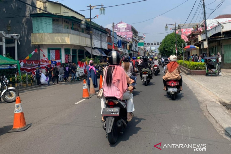 Suasana pusat kota Cianjur, Jawa Barat, tepatnya Jalan Mangunsarkoro, yang sudah diterapkan sistem ganjil genap bagi kendaraan, Minggu (8/8). ANTARA/Ahmad Fikri 