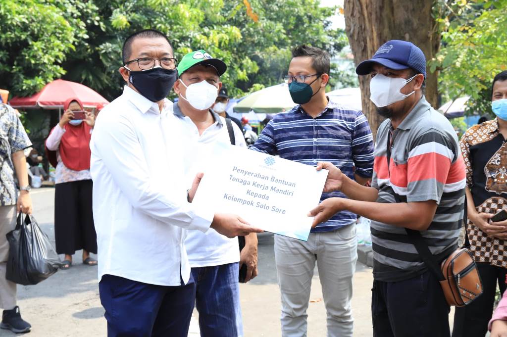Dirjen Binapenta dan PKK Suhartono mewakili Menaker Ida Fauziyah menyerahkan bantuan program Tenaga Kerja Mandiri (TKM) kepada pedagang di Stadion Manahan, Kota Surakarta, Jawa Tengah, Minggu, 8 Agustus 2021 (Foto:Dok.Kemenaker)