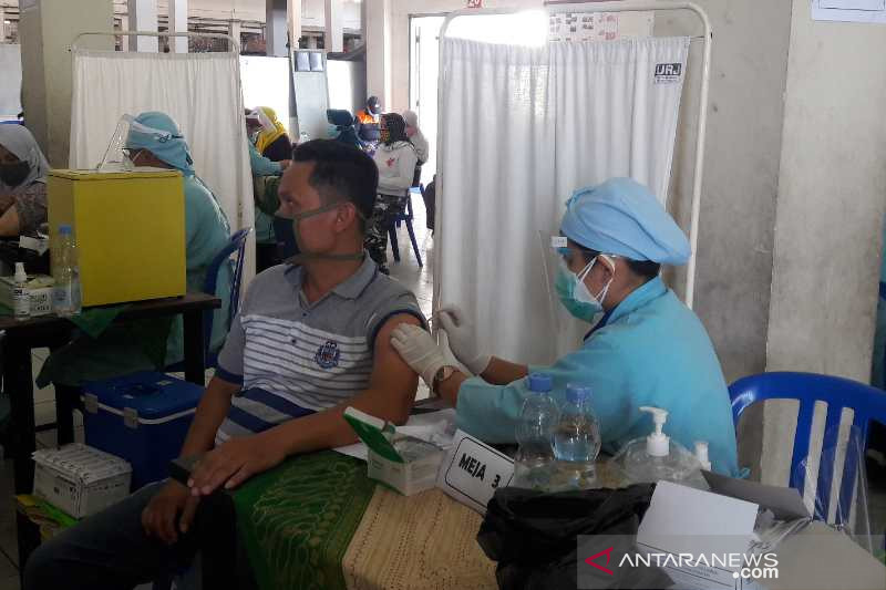  Pedagang Pasar Legi Parakan, Kabupaten Temanggung, divaksin COVID-19. ANTARA/Heru Suyitno