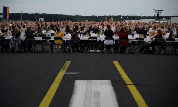 Potret Ribuan Warga Berlin Pesta Makan Malam di Landasan Pacu Bandara