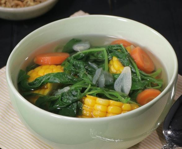 Ini resep sayur bening bayam yang mudah dan sehat. (Foto: Dok. Endeus TV)