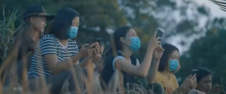 Susah Sinyal, Warga Desa Tebuah Elok Terpaksa Mendaki Bukit