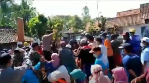 Warga Bongkar Paksa Peti Jenazah Covid-19 di Probolinggo