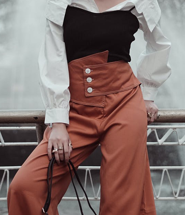 Celana wide leg mudah dipadu padankan dengan atasan apapun, termasuk perpaduan kemeja dan tank top seperti ini. (Foto: Ilustrasi. Dok. Pexels.com)
