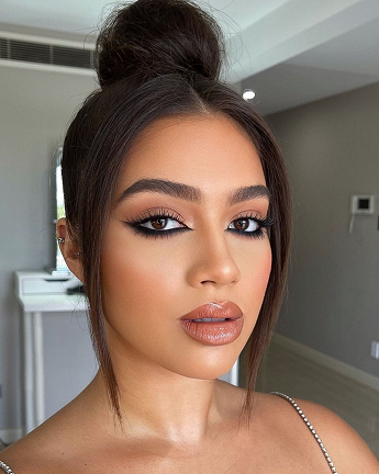 Reverse cat eye adalah teknik eyeliner yang membuat signature cat eye berada di kelopak bawah mata. (Foto: Dok. Instagram/@ @karlieelee)