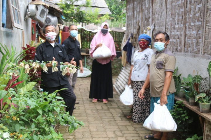Lampost Bagikan Paket Sembako untuk Warga Sekitar