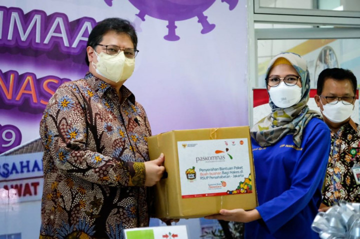 Airlangga Sebar Paket Bantuan Buah untuk Nakes dan Warga Isoman