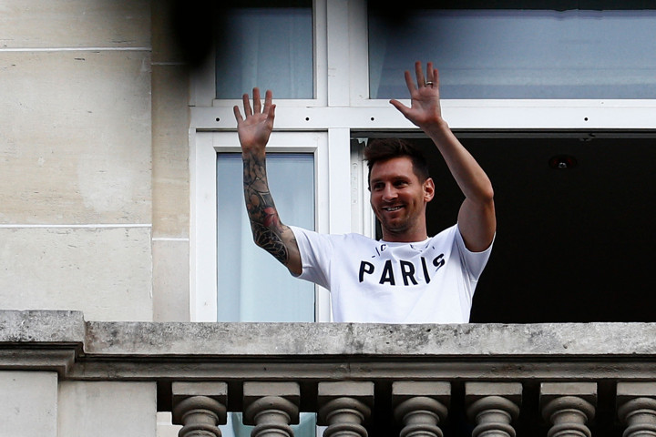 Momen Messi Sapa Penggemar dari Balkon Hotel Mewah di Paris