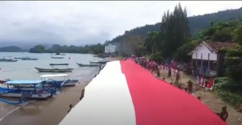 Bendera Merah Putih Raksasa Terbentang di Pantai Selatan Trenggalek