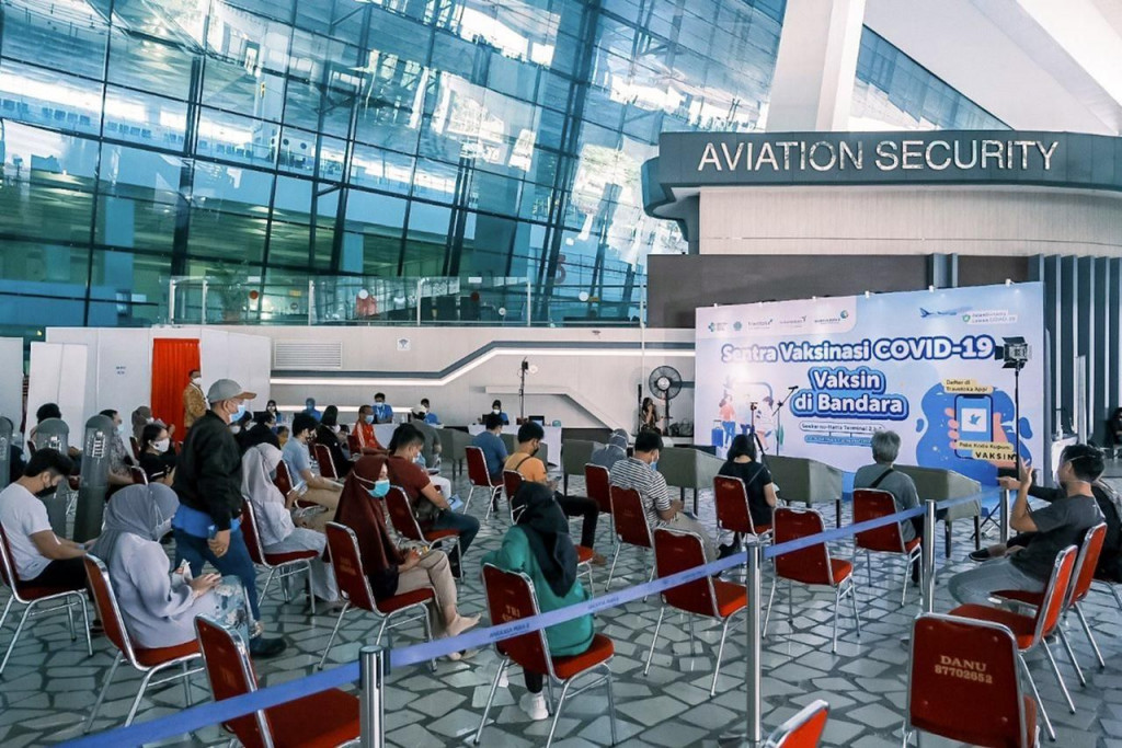 Suasana vaksinasi di Bandara (Foto: Kemenparekraf)