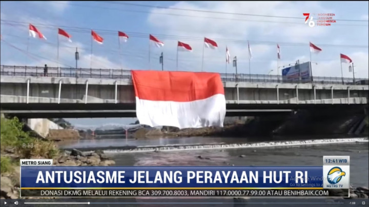 Jelang HUT ke-76 RI, Bendera Raksasa Dibentangkan di Jembatan Tirtonadi Surakarta