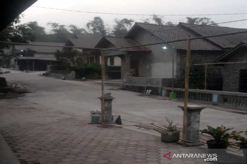 Kondisi hujan abu tipis dampak erupsi Gunung Merapi yang didokumentasikan oleh warga di Desa Jrakah Kecamatan Selo Kabupaten Boyolali, Minggu (8/8/2021). ANTARA/HO dokumen pribadi