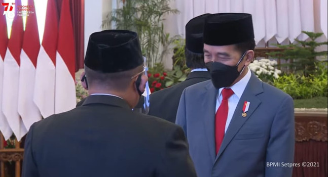 Jokowi Beri Penghargaan Bintang Mahaputra Adipradana untuk Artidjo Alkostar