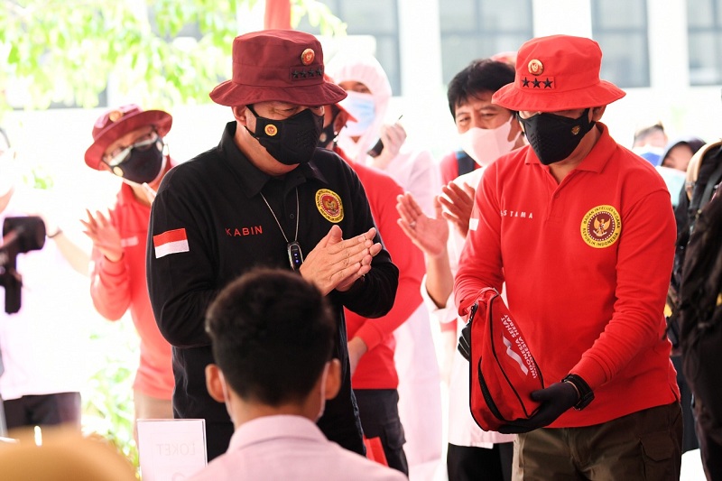 Kepala BIN Jenderal Polisi (Purn) Budi Gunawan meninjau vaksinasi pelajar lanjutan di Tangerang Selatan, Banten. (istimewa)