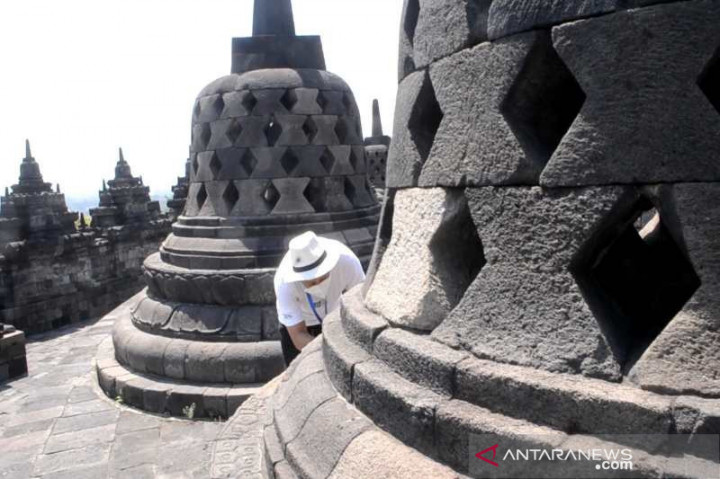 Candi Borobudur Diselimuti Abu Vulkanik Merapi
