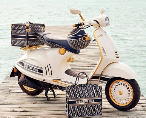 Terlihat grafis khas Christian Dior pun tersemat pada bagian bawah jok dan body samping. (Foto: Dok. Instagram/@vespadior)