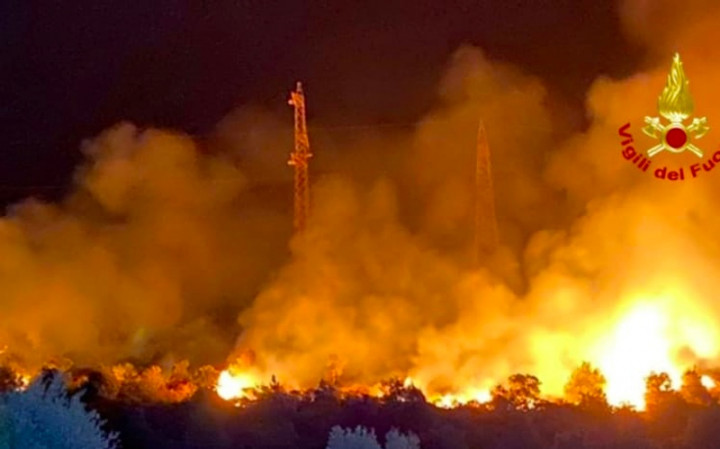 Petugas Pemadam Kebakaran Italia Berjibaku Atasi 500 Kobaran Api