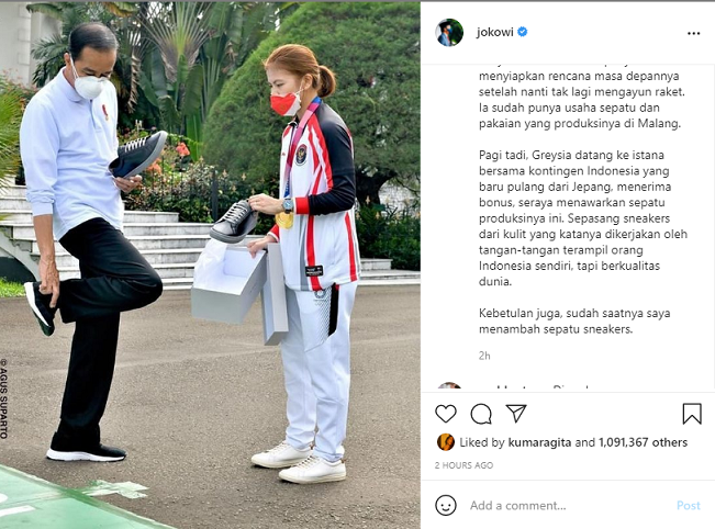 Momen Jokowi Beli Sneakers dari Greysia Polii