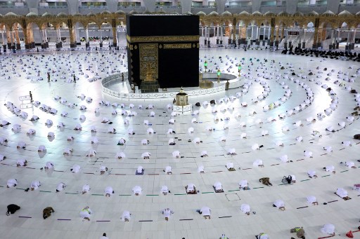 Umrah di tengah pandemi covid-19. Foto: AFP.