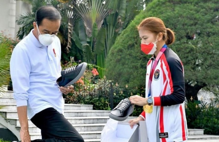 Deretan Fashion Item <i>“Local Pride”</i> Jokowi, Terbaru Sneakers Greysia Polii