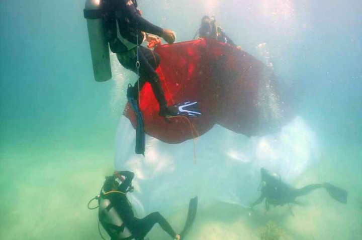 Merah Putih Dikibarkan di Dasar Laut Kajuwulu NTT
