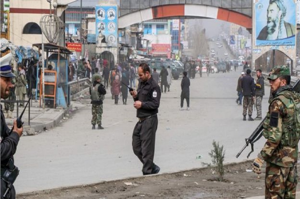 Petugas keamanan berada di sebuah lokasi serangan di Kabul, Afghanistan. (AFP)