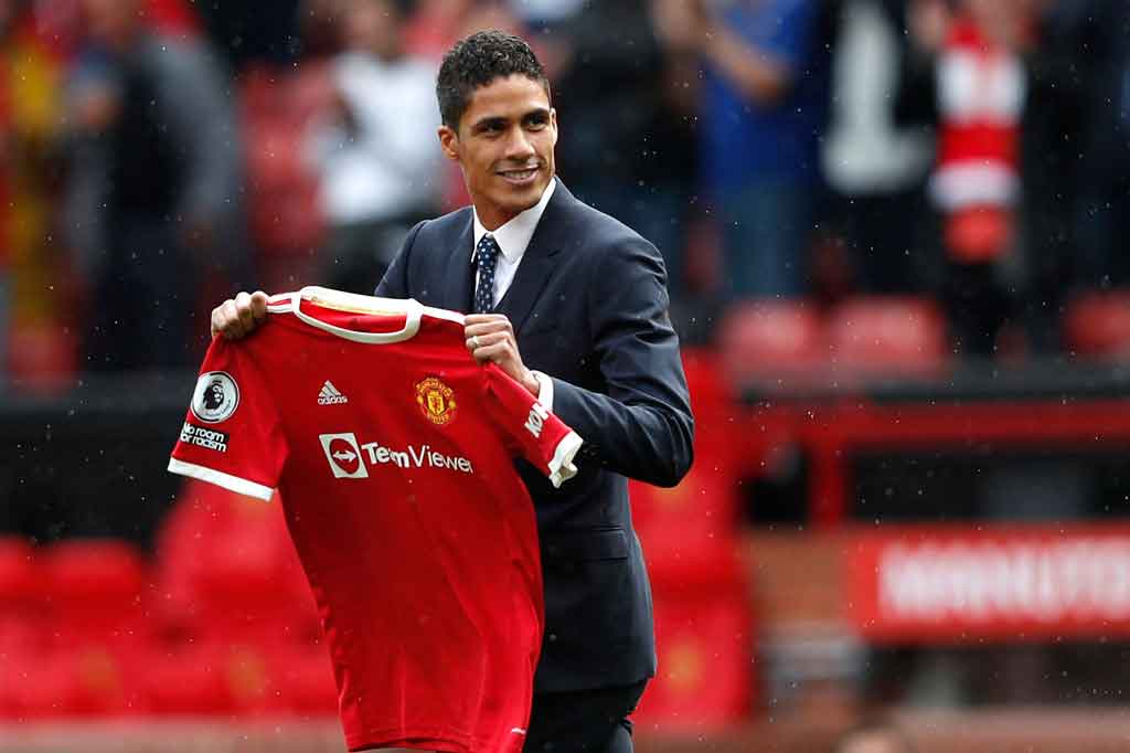 Varane Resmi Tandatangani Kontrak Empat Tahun Bersama MU