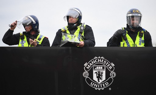 Sebelum MU Bantai Leeds, Kedua Kubu Suporter Saling Baku Hantam
