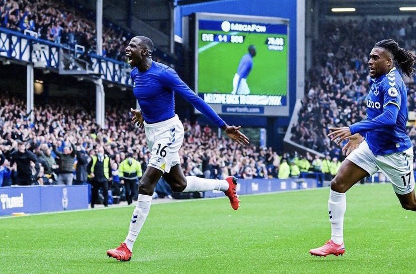 Selebrasi gol gelandang Everton, Abdoulaye Doucoure (kiri). (Foto: Twitter resmi Everton)