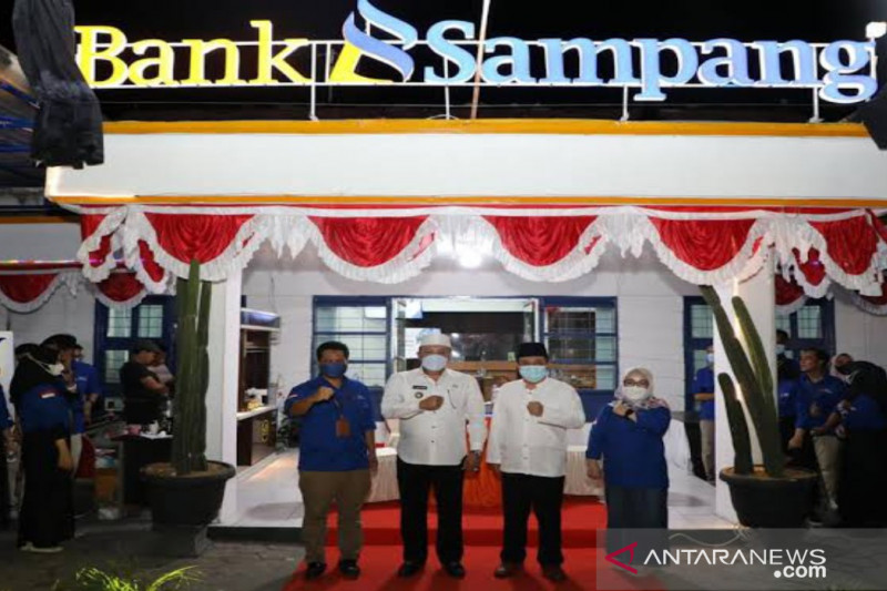  Dokumen Bupati Sampang Slamet Junaidi saat menghadiri acara peluncuran logo Bank Sampang (Humas Sampang)