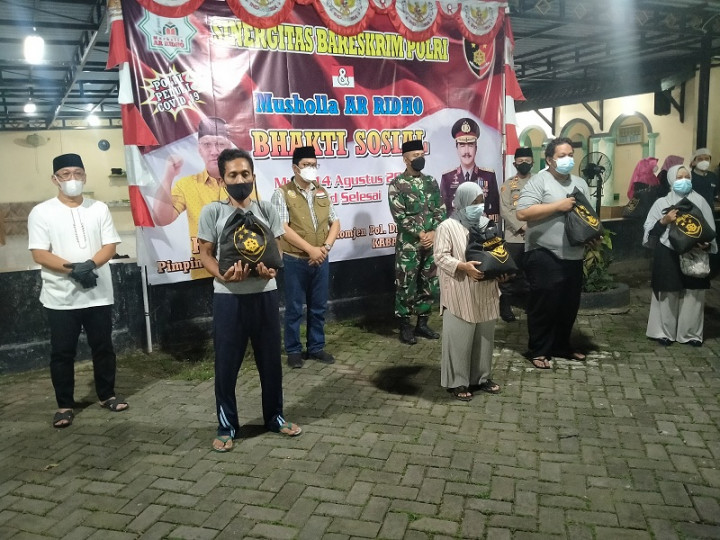 Paket Sembako dibagikan ke Wilayah Zona Merah di Jatiuwung Tangerang