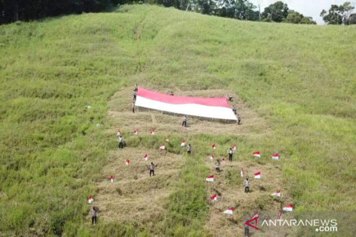 Bendera Merah Putih Raksasa Dibentangkan di Puncak Gunung Wasior