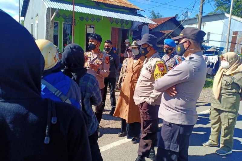  Sejumlah tim personil gabungan PPKM level 3 melakukan penyekatan terhadap para pendaki yang akan menggelar upacara bendera 17 Agustus di puncak gunung, Posko Lembanna, Kabupaten Gowa, Sulawesi Selatan, Minggu (15/8/2021). FOTO/HO-Dokumentasi Kecamatan Ti