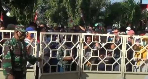 Populer Daerah, Kantor Donator Teroris Digeledah Hingga Bupati Sampang Dilaporkan ke Polisi